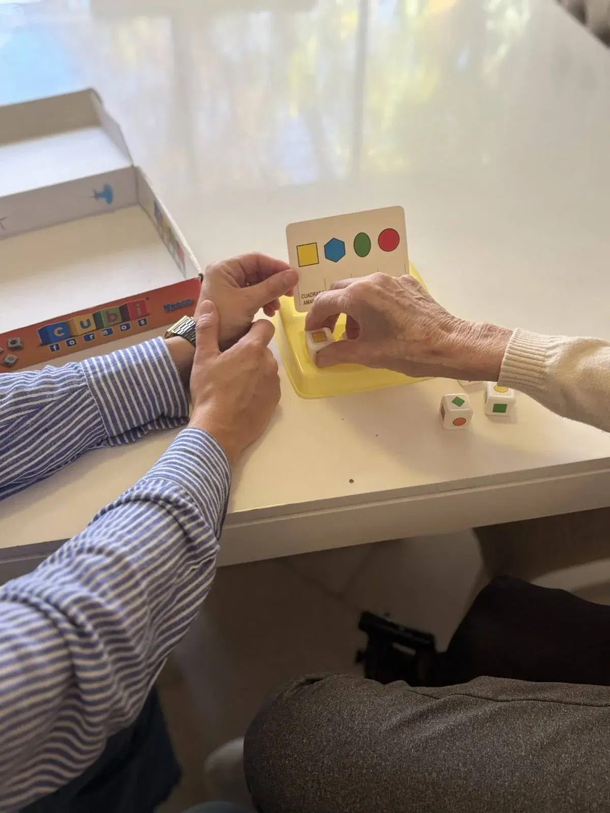 Ejercicio de formas y colores sobre la mesa