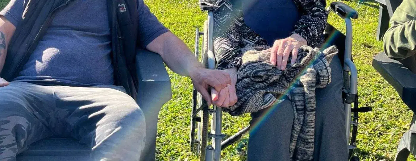 Un hijo tomando la mano de su madre en el jardín