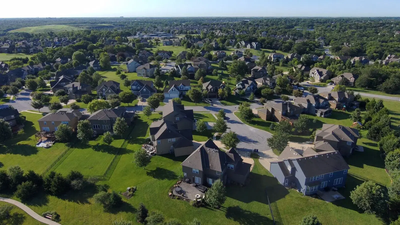 Vista aérea de la casa, el parque y los patios