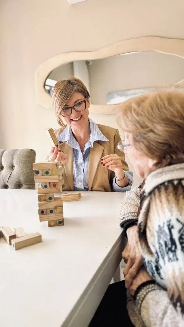 Partida de jenga en la mesa del taller