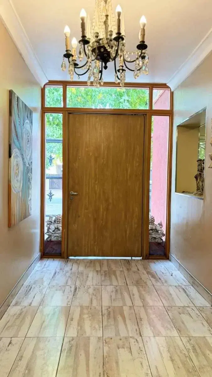 Hall de entrada con araña de luces