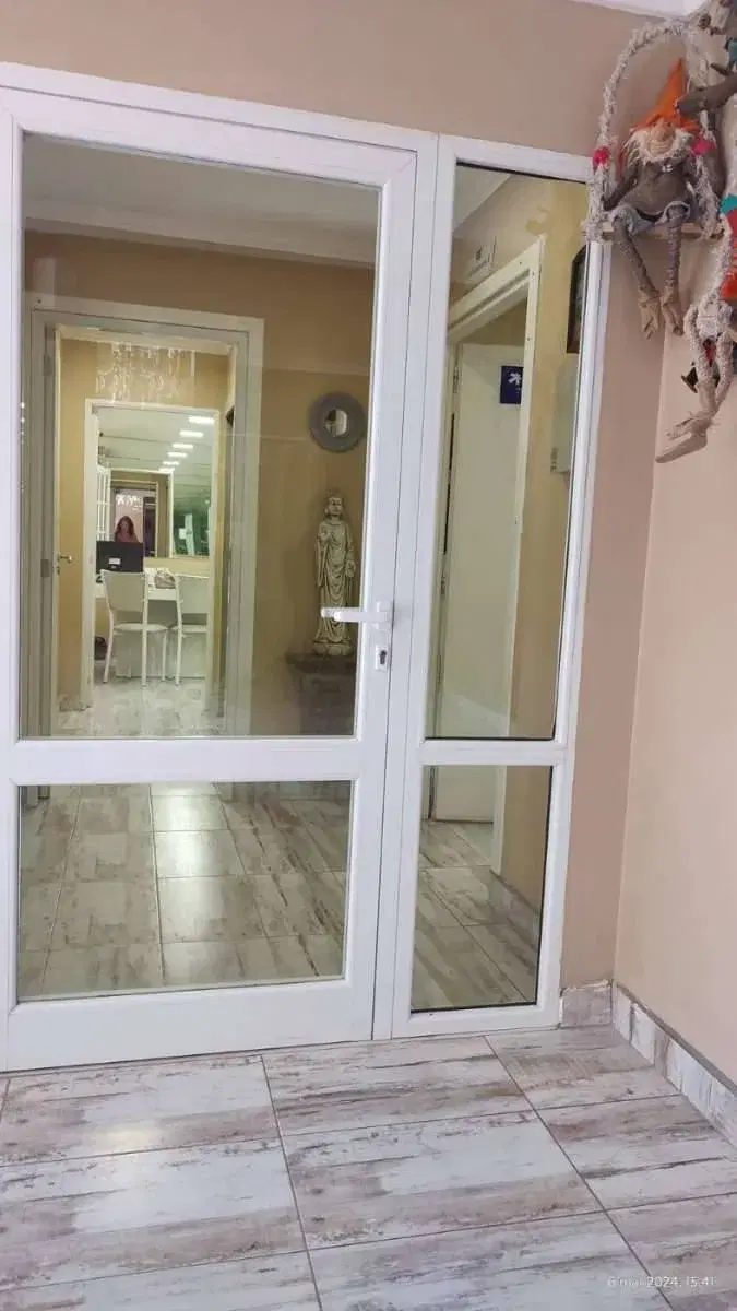 Hall vidriado con luz natural