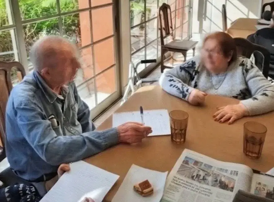 Dos residentes en el taller de escritura