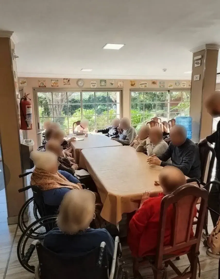 Encuentro de todos en la mesa del comedor