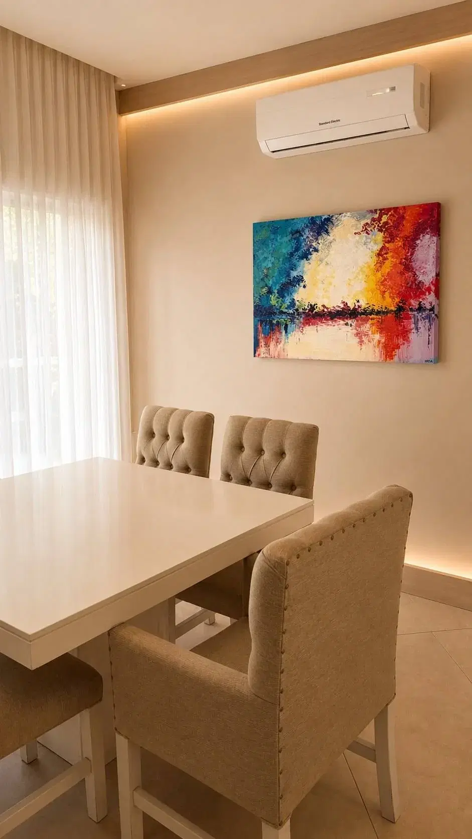 Comedor con cuadro colorido