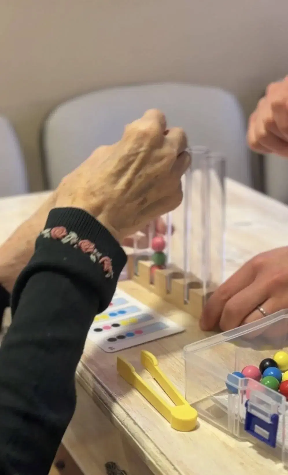Manos trabajando con el juego de colores