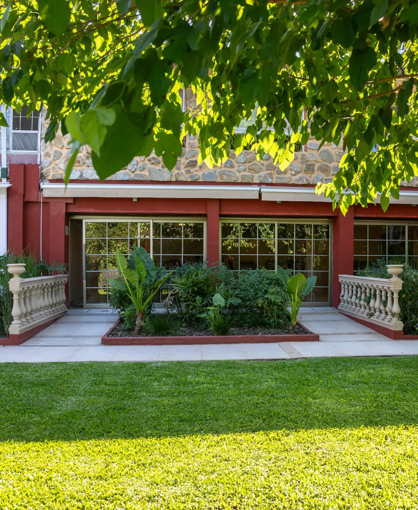 Reposeras en el patio interno, a la sombra